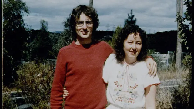 David junto a una mujer