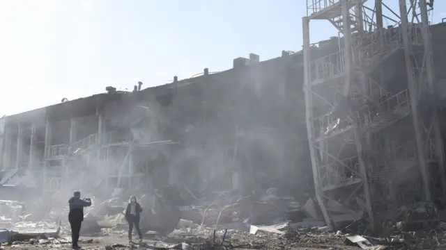 Фото - на тлі руїн