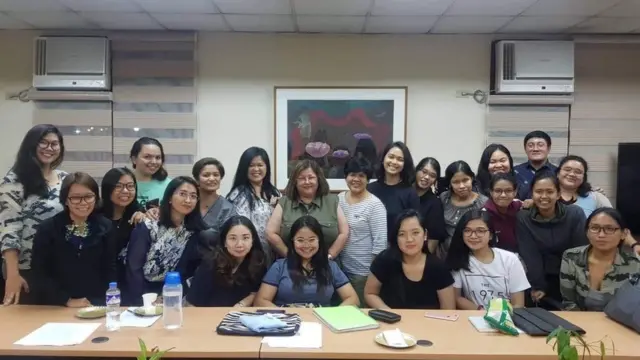 Mahasiswi Universitas Filipina dan Profesor Sylvia Estrada Claudio