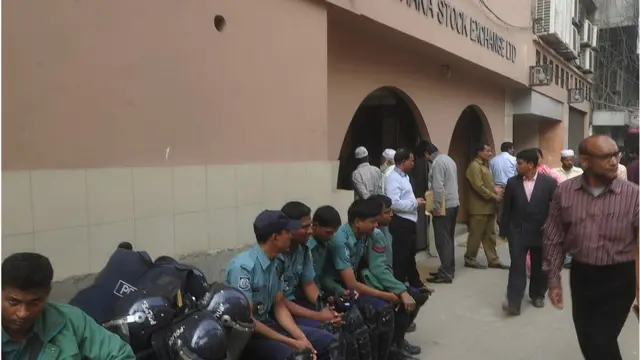 ২০১১ সালে ঢাকা স্টক এক্সচেঞ্জ এর সামনে