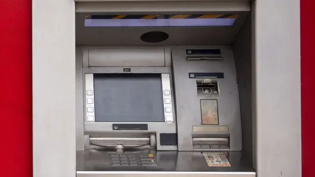 বাংলাদেশে এখন প্রায় এক কোটি লোক ডেবিট কার্ড ব্যবহার করেন