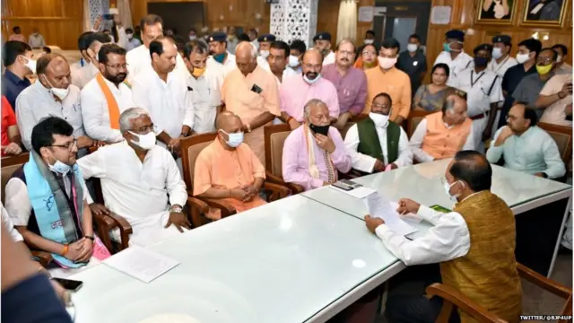 उपाध्यक्ष पद के लिए नामांकन करते हुए नितिन अग्रवाल