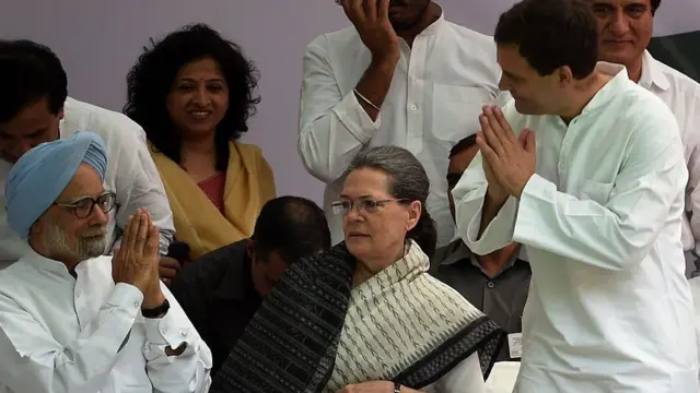 મનમોહન સિંહ અને રાહુલ ગાંધી સાથે સોનિયા ગાંધી