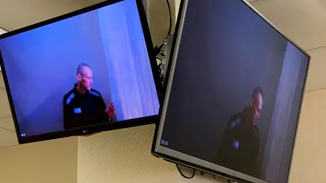Навальный выступает в Бабушкинском суде в режиме видеотрансляции