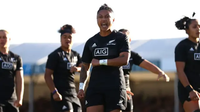 Tanto el equipo femenino nacional como masculino de rubgby realizan la haka antes de sus partidos.