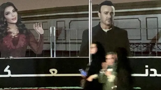 إعلانات مطربين عرب على جدران طريق رئيسي