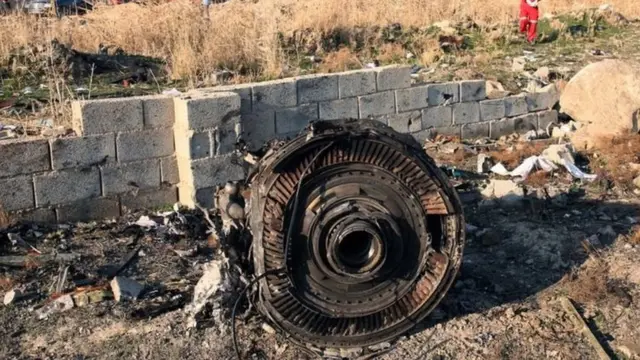 دولت ایران گفت پدافند سپاه پاسداران "به خاطر خطای انسانی" هواپیمای مسافربری را هدف قرار داده