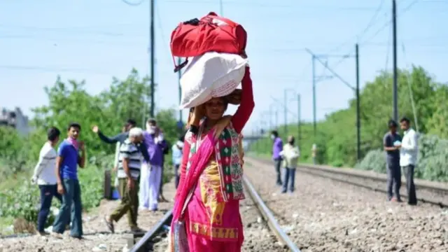 ઘરે પરત ફરતાં મહિલા