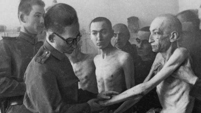 Un médico soviético examinando a un prisionero de Auschwitz