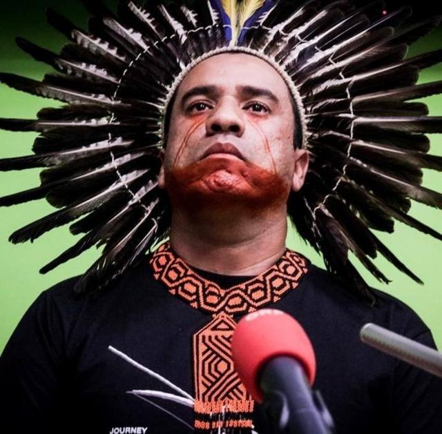 Dinamam posa para foto com vestimentasjogar pela internet caixaseu povo