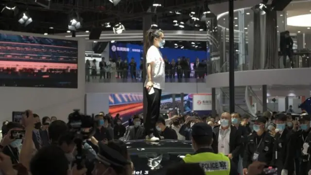 اعتراض مشتری تسلا در غرفه این کارخانه در نمایشگاه شانگهای خبرساز شد