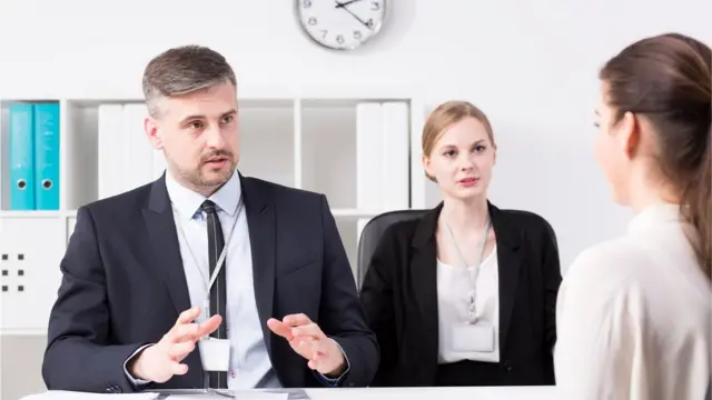 Una joven en una entrevista de trabajo