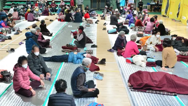 5일 울진국민체육센터에 마련된 임시 대피소에 대피한 마을 주민들