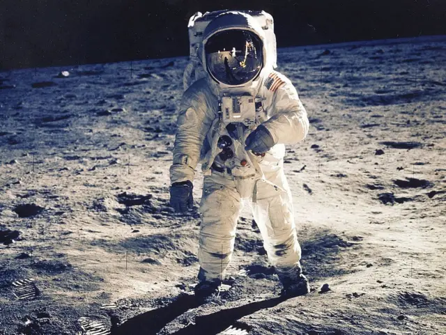 Astronauta Edwin E. Aldrin Jr., piloto do módulo lunar, é fotografado caminhando na Lua