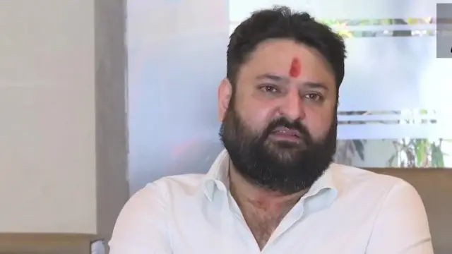 ਮੋਹਿਤ ਕੰਬੋਜ ਸੂਰਤ ਹਵਾਈ ਅੱਡੇ ਉਪਰ ਸ਼ਿਵ ਸੈਨਾ ਦੇ ਵਿਧਾਇਕਾਂ ਨੂੰ ਹਵਾਈ ਜਹਾਜ਼ ਵਿੱਚ ਬਿਠਾਉਂਦੇ ਹੋਏ ਦੇਖੇ ਗਏ ਹਨ।