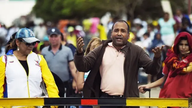 Venezolanos en la frontera cerrada con Colombia.
