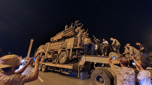 مقاتلون بحكومة الوفاق يستعرضون منظومة دفاع جوي روسية في طرابلس