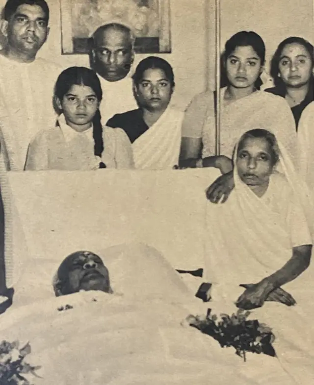 સરદારનાં અતિમ દર્શનઃ મણિબહેન, પાછળ ઉભેલા ડાહ્યાભાઈ, કુટુંબીજનો અને છેક ડાબે સરદારના સચિવ વી. શંકર