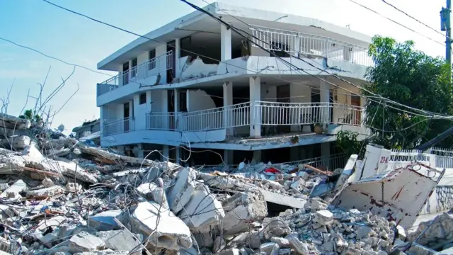 После стихийных бедствий люди часто помогают незнакомцам