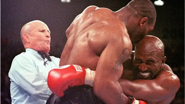 Тайсон кусает Холифилда