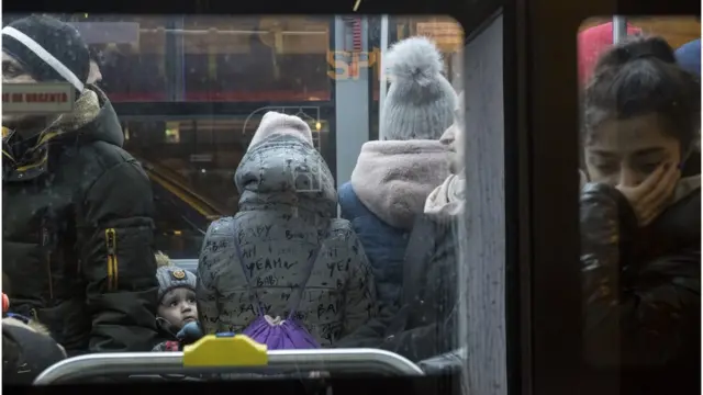 Qatarda oturan qadın