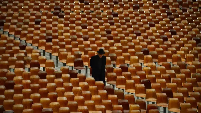 Un cura entre silla vacías