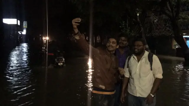 மின் இணைப்பு இல்லை; சாலை எங்கும் வெள்ளம்: நள்ளிரவில் தவித்த சென்னைவாசிகள்