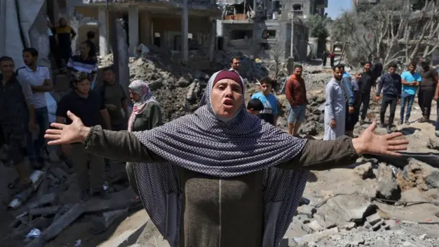 ఇజ్రాయెల్ బాంబు దాడులతో విధ్వంసం అవుతున్న గాజాలో ఓ మహిళ ఆక్రందనం