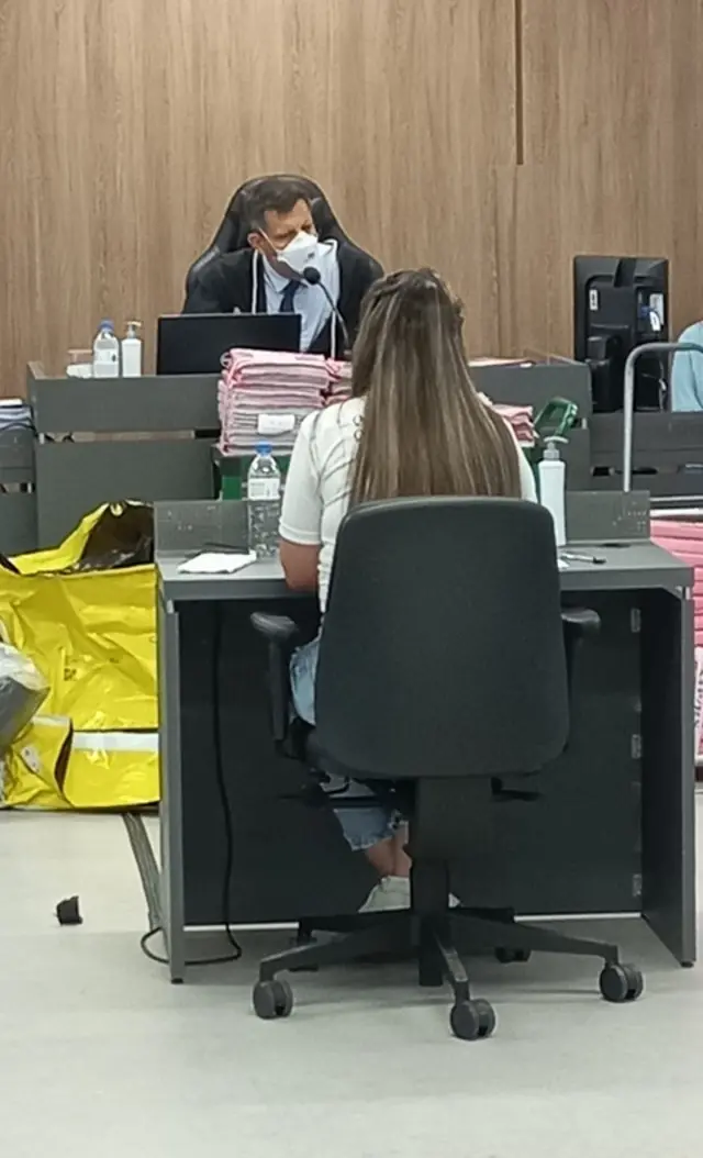 Detalhe do julgamento dos réus da Kiss: a sobrevivente Jéssica Montardo Rosado (de costas) presta depoimento