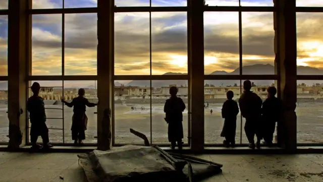 زموږ د ښوونځیو انګړونه لوی دي. په جریبونو ځمکه لري. حد اقل دوه یا درې خو به حتما وي