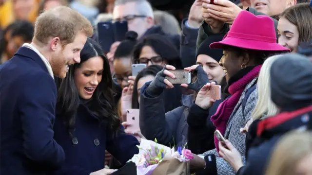 Hoàng tử Harry và cô Meghan Markle nhận quà hoa và quà tặng từ người dân Anh khi họ tới thăm tòa nhà Nottingham Contemporary hôm 1/12/2017.