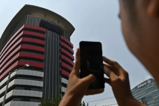 Gedung KPK dengan logo yang ditutup kain hitam