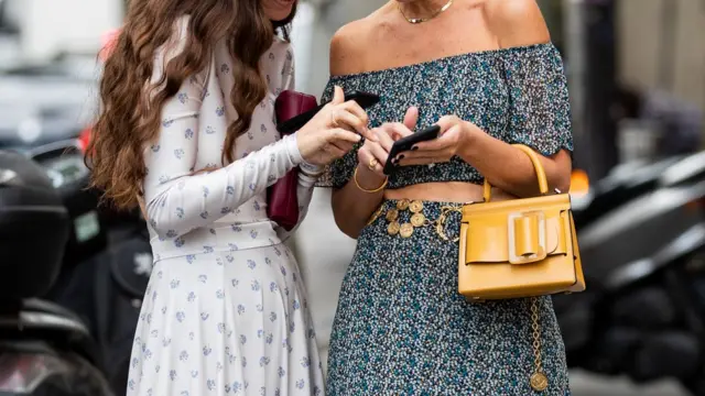 제랄드 다르마냉 예산장관은 SNS가 "사기에 대응하는 또 하나의 도구"라며 이번 법안을 옹호한 바 있다