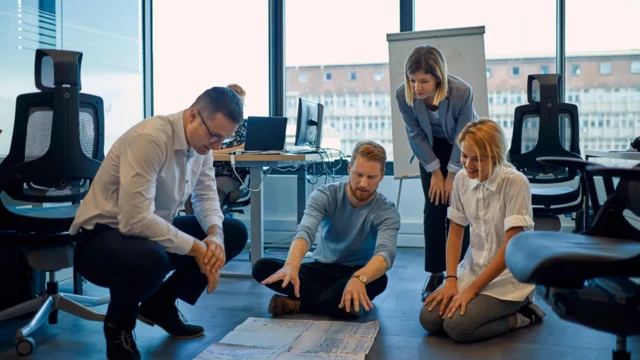 Image d'employés travaillant en groupe