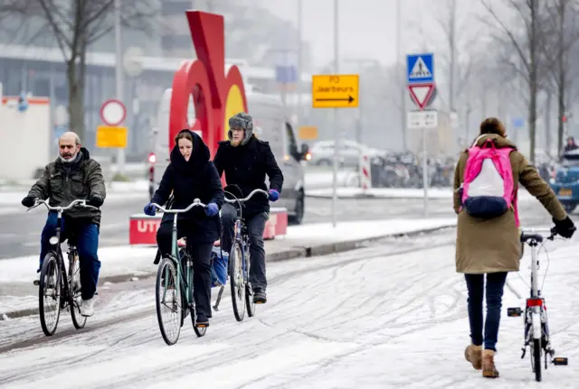 Засніжені дороги, напевне, завдали трохи клопоту любителям двоколісного транспорту в Амстердамі