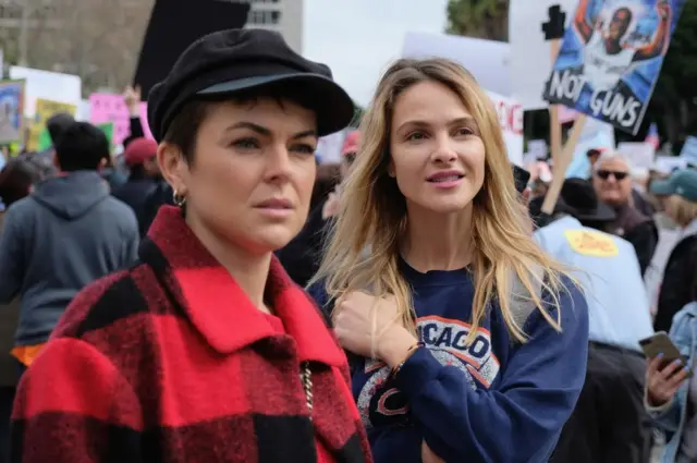 영화배우 보 가렛(오른쪽)도 이날 로스앤젤레스에서 열린 시위에 참여했다