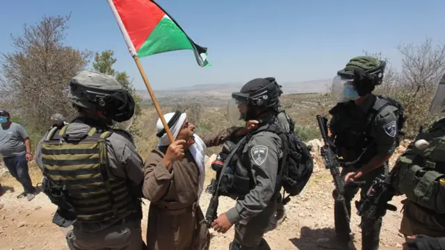 تجادل قوات الأمن الإسرائيلية والمتظاهرون الفلسطينيون خلال احتجاج ضد المستوطنات اليهودية غير الشرعية في الضفة الغربية وغور الأردن، في قرية عصيرة الشمالية في نابلس، الضفة الغربية، 17 يوليو/تموز 2020