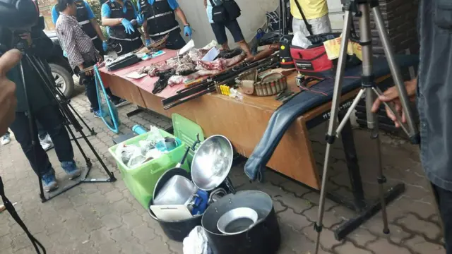 ซากสัตว์ป่าและอาวุธที่ตรวจพบจากบริเวณที่นายเปรมชัยและคณะตั้งแคมป์ล่าสัตว์