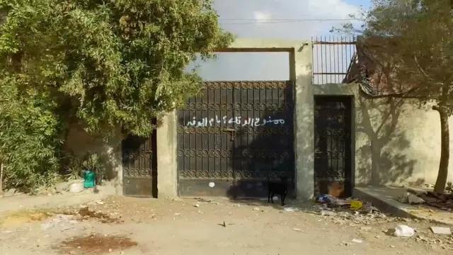 تنها گورستان بهائی در قاهره با دیواری ضخیم احاطه شده است که روی تابلویی بر دروازه آن نوشته شده 'نزدیک نشوید'.