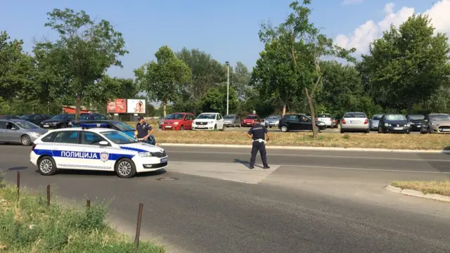 Policija blokirala prilaz autoputu