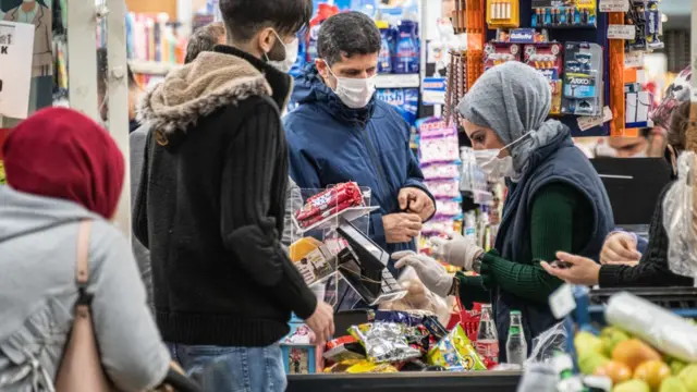 Türkiye'de döviz kurunda yaşanan hareketlilik marketlerdeki fiyatlara hızla yansıyor.