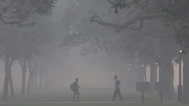 Люди идут на работу