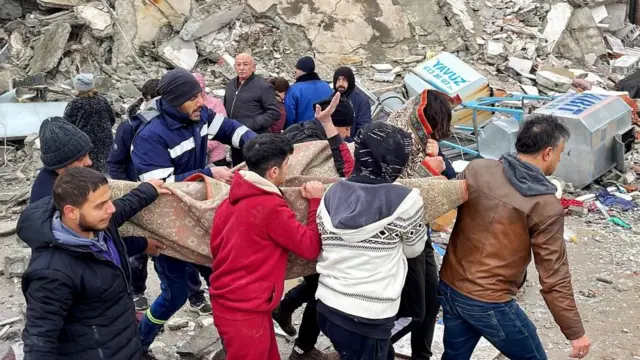 துருக்கியின் ஹேட்டே பகுதியில் காயமடைந்து ஒருவருக்கு உதவும் தன்னார்வலர்கள்