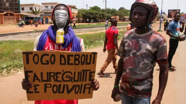 De jeunes sympathisants de l'opposition togolaise lors d'une marche le 5 octobre 2017 à Lomé.