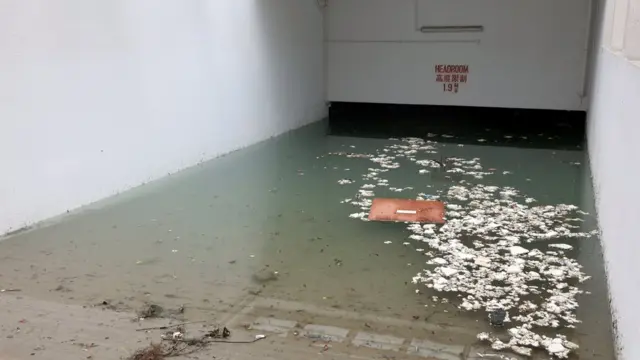 有香港的地下停車場淹水，幾乎到通道頂部。