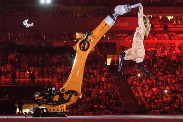 Amy Purdy junto al robot KUKA
