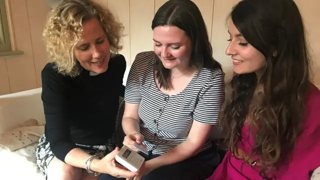 Margaret Cave et des paroissiens