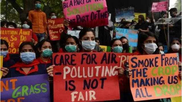 বায়ু দূষণ রোধে জরুরি পদক্ষেপ নিতে দিল্লিতে শত শত মানুষ বিক্ষোভ করেছেন।