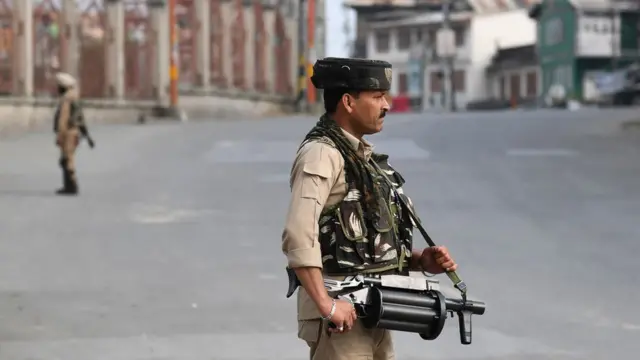 இந்திய நாடாளுமன்றத்தில் காஷ்மீரைப் பிரிக்க சட்டம் கொண்டுவரப்பட்டுள்ள நிலையில், ஜம்மு காஷ்மீர் மாநில தலைநகர் ஸ்ரீநகரில் வெறிச்சோடிய வீதிகளில் பாதுகாப்புப் பணியில் ஈடுபட்டுள்ள படைவீரர் ஒருவர்.