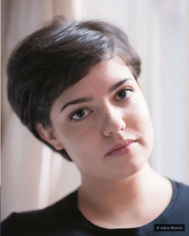 来自伦敦的作家斯蒂芬妮·斯科特广泛研究了"告别店"行业，根据真实事件写了一部小说